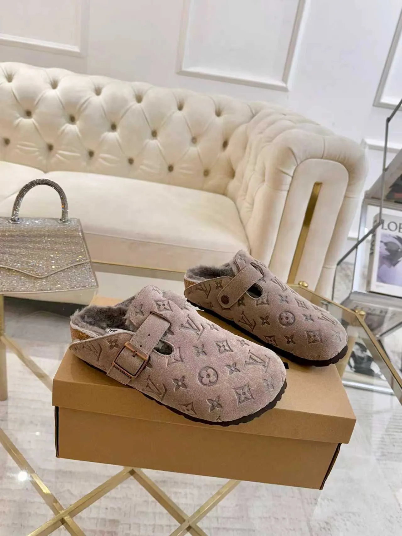 p600🐮🐮 LV wool slippers for couples｜Even the toes exude a sense of luxury ✨ For this pair of LV classic Birkenstock slippers, we have achieved the ultimate restoration of the "higher version", with the mark of luxury in every detail. 👫 ▫️ Original jacquard with delicate cowhide leather, retro texture is at your fingertips; ▫️ 100% pure wool lining, wearing barefoot is like stepping on clouds, skin-friendly, breathable and not sweaty; ▫️ Three-dimensional toe cap + non-slip rubber sole, safe and secure when walking in the wind. The belt buckle and presbyopia elements are embellished, revealing the aura of a big-name brand in a low-key manner. Whether it is on a date or out on the street, every step is like walking in the middle of a show. Pair it with jeans for a lazy and casual look; with a coat and skirt, it will look elegant. With one pair of shoes, you can easily switch between multiple styles, and you never have to be deliberate about the sense of luxury. #LVcouples #high-endwear #lightluxurylife #quality recommendation Fabric: classic presbyopia/imported sheepskin/classic jacquard fabric Lining: imported wool lining Sole: original rubber sole Size: Female 35-41 Male 38-46